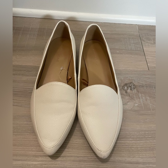 Banana Republic Size 6 Ivory Flat Ballerina Shoes - Picture 2 of 4
